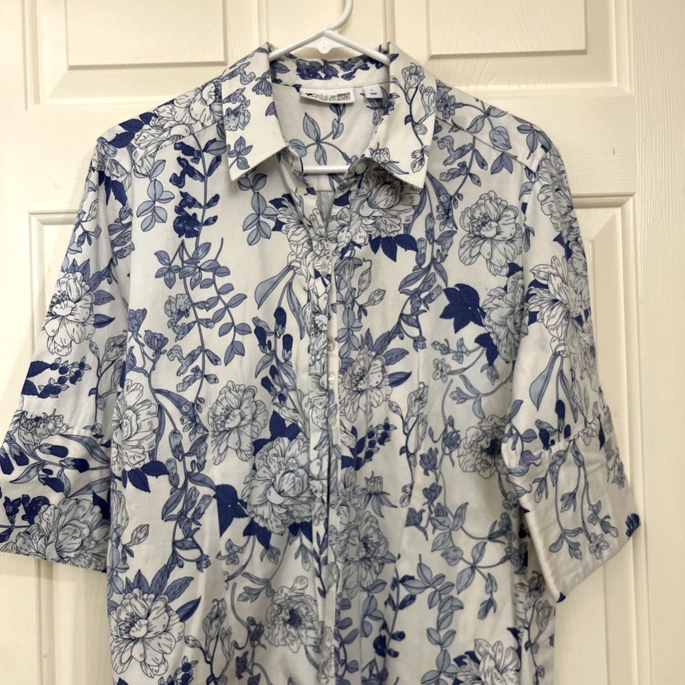 Elbow length button down Women’s top